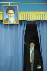 حضور مقام معظم رهبری در پای صندوق دومین مرحله از نهمین دوره انتخابات مجلس شورای اسلامی